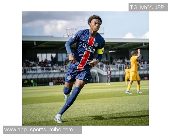 多特蒙德关注17岁左后卫普拉特斯交易价格成关键难题