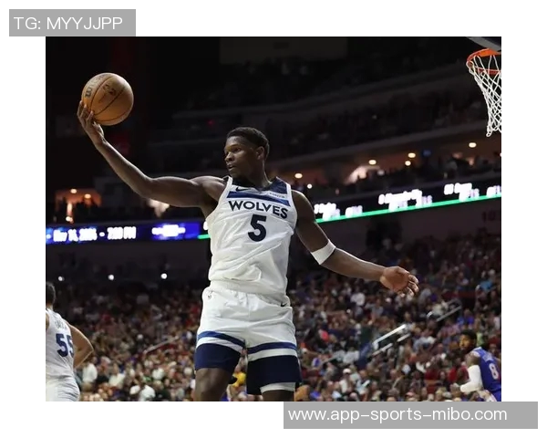 兰德尔三节豪取三双表现出色但失误频繁影响球队表现 兰德尔三节豪取三双表现出色但失误频繁影响球队表现