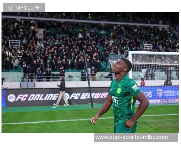 法比奥幽默回应裤子破洞事件揭示他为比赛付出的努力与坚持